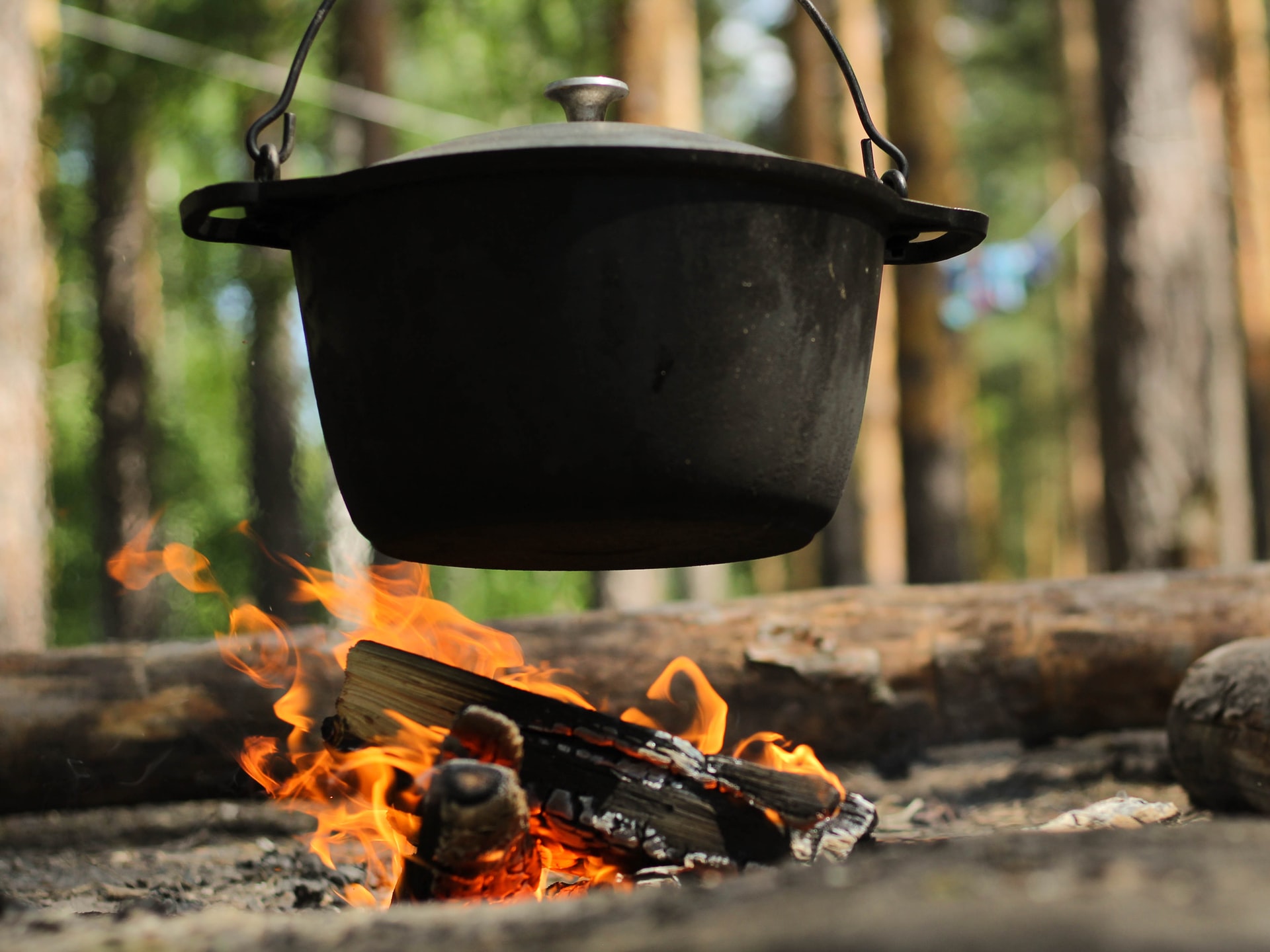 Holandská trouba Dutch Oven - outdoorový litinový hrnec